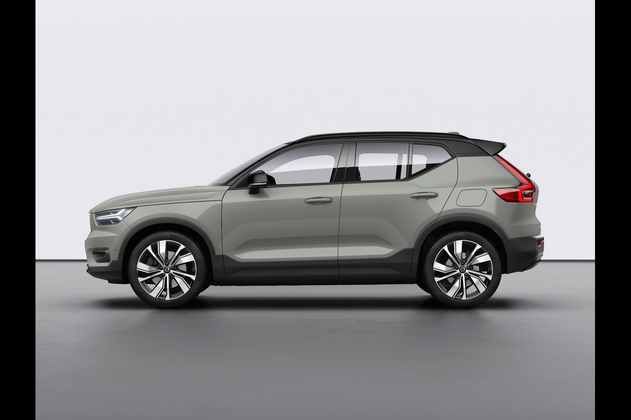 Volvo XC40 Recharge: immagini ufficiali e tecnologie di bordo