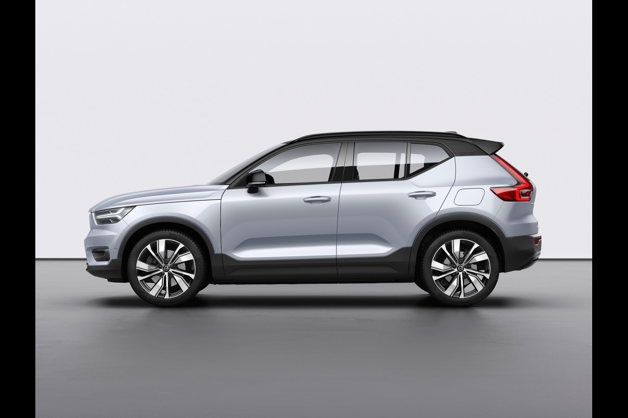 Volvo XC40 Recharge: immagini ufficiali e tecnologie di bordo