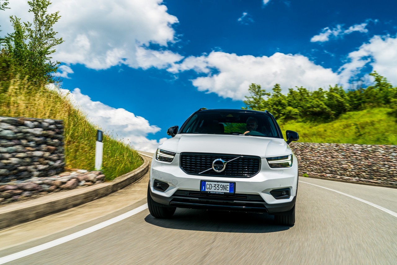 Volvo XC40 Recharge: immagini ufficiali e tecnologie di bordo