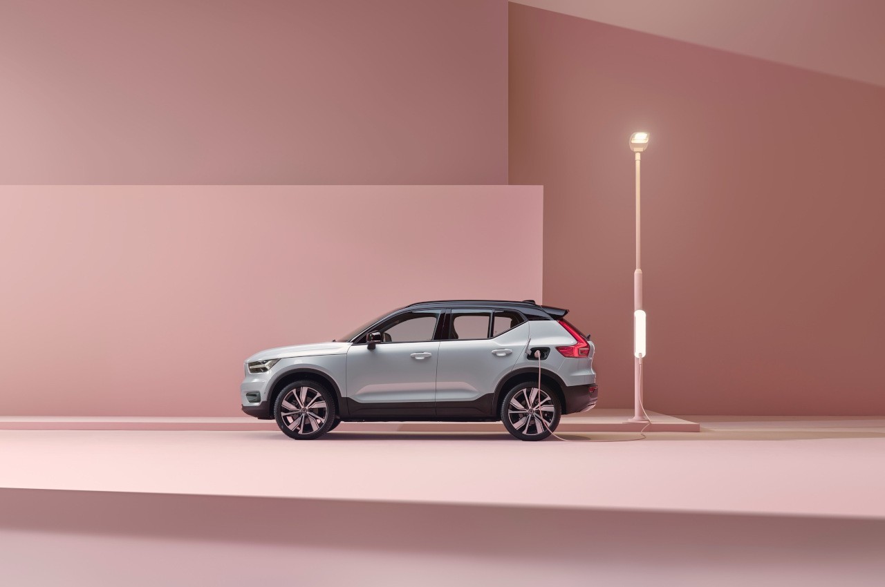 Volvo XC40 Recharge: immagini ufficiali e tecnologie di bordo