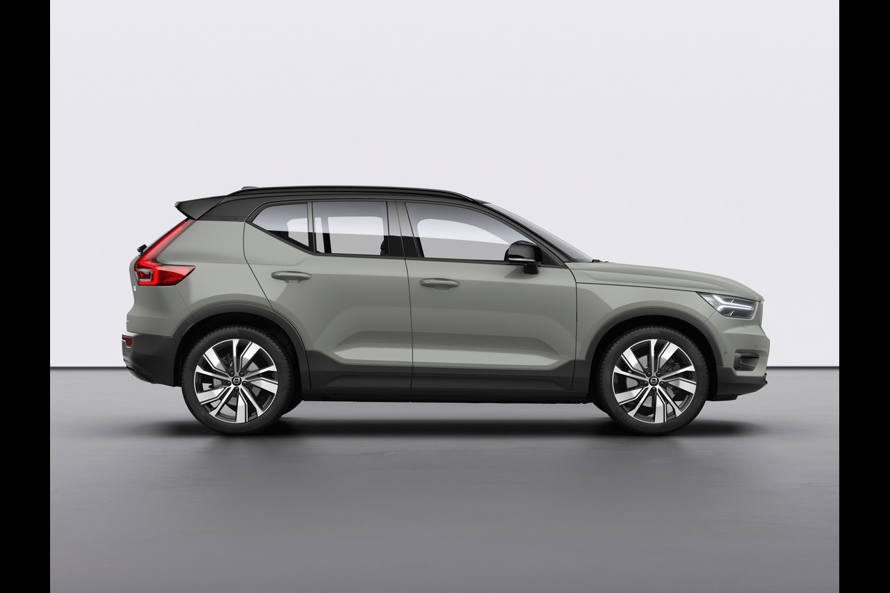 Volvo XC40 Recharge: immagini ufficiali e tecnologie di bordo