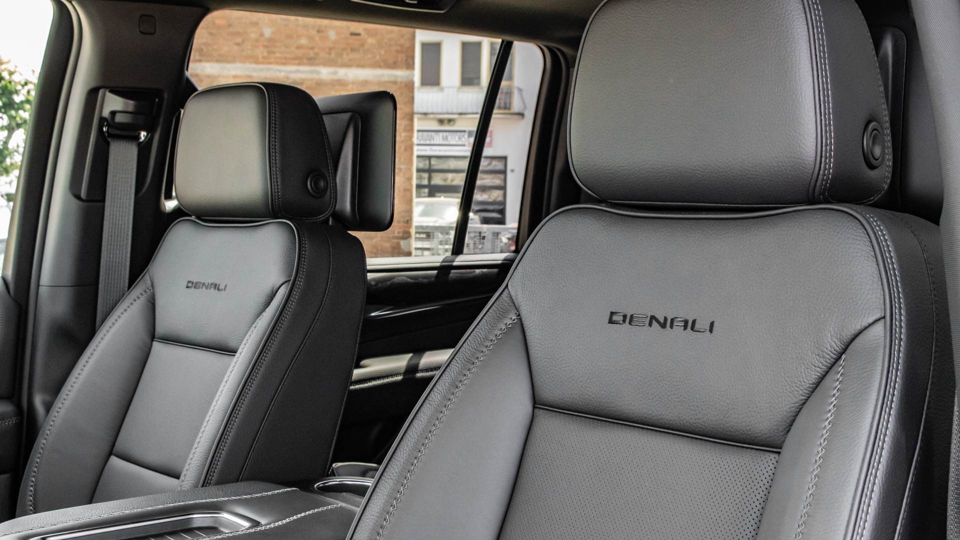 GMC Yucon Denali: le immagini ufficiali