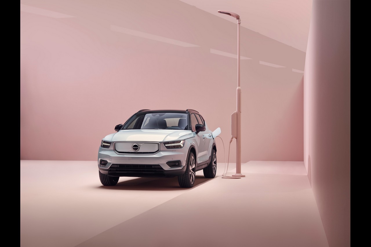 Volvo XC40 Recharge: immagini ufficiali e tecnologie di bordo