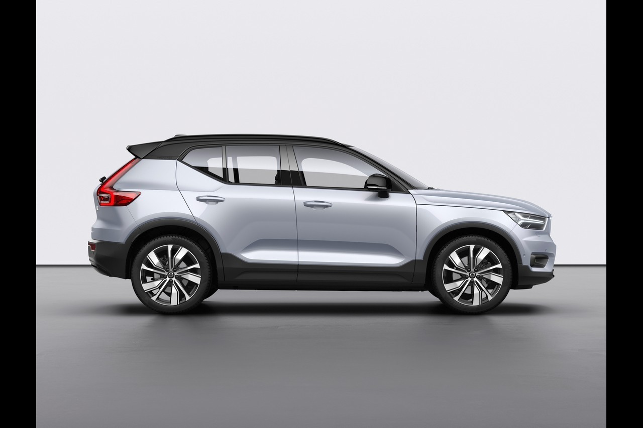 Volvo XC40 Recharge: immagini ufficiali e tecnologie di bordo