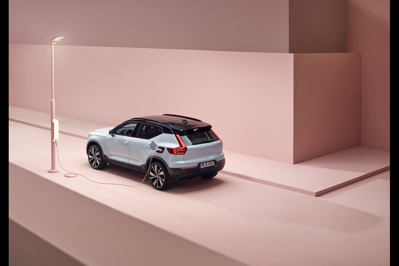 Volvo XC40 Recharge: immagini ufficiali e tecnologie di bordo