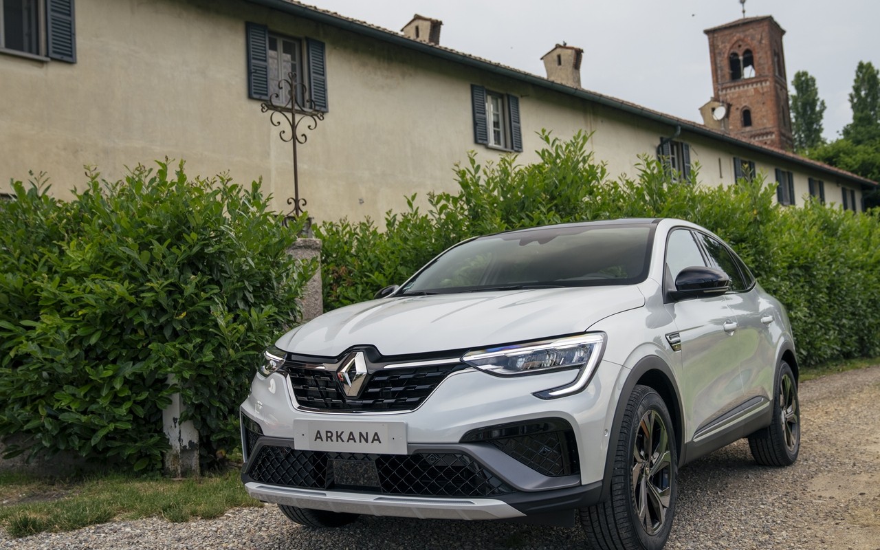 Renault Arkana E-TECH 145, nuove immagini ufficiali