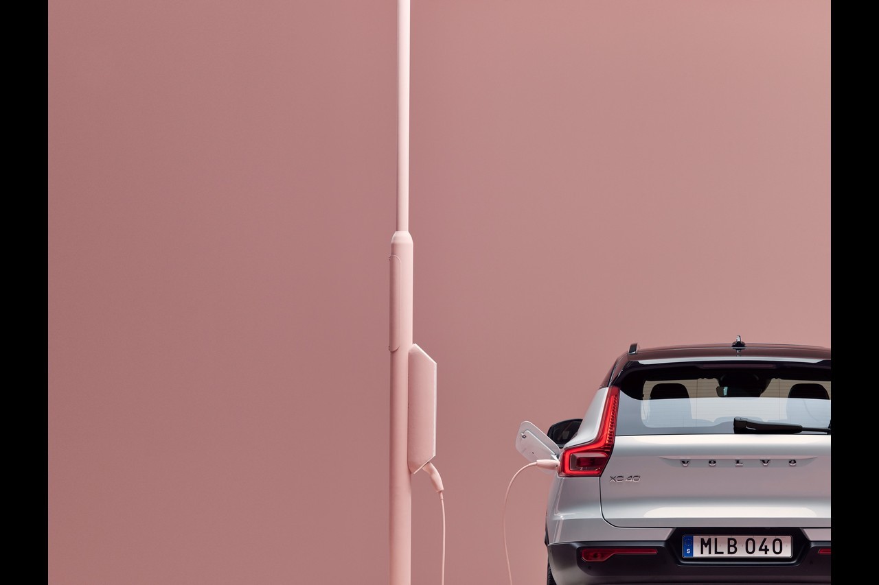 Volvo XC40 Recharge: immagini ufficiali e tecnologie di bordo