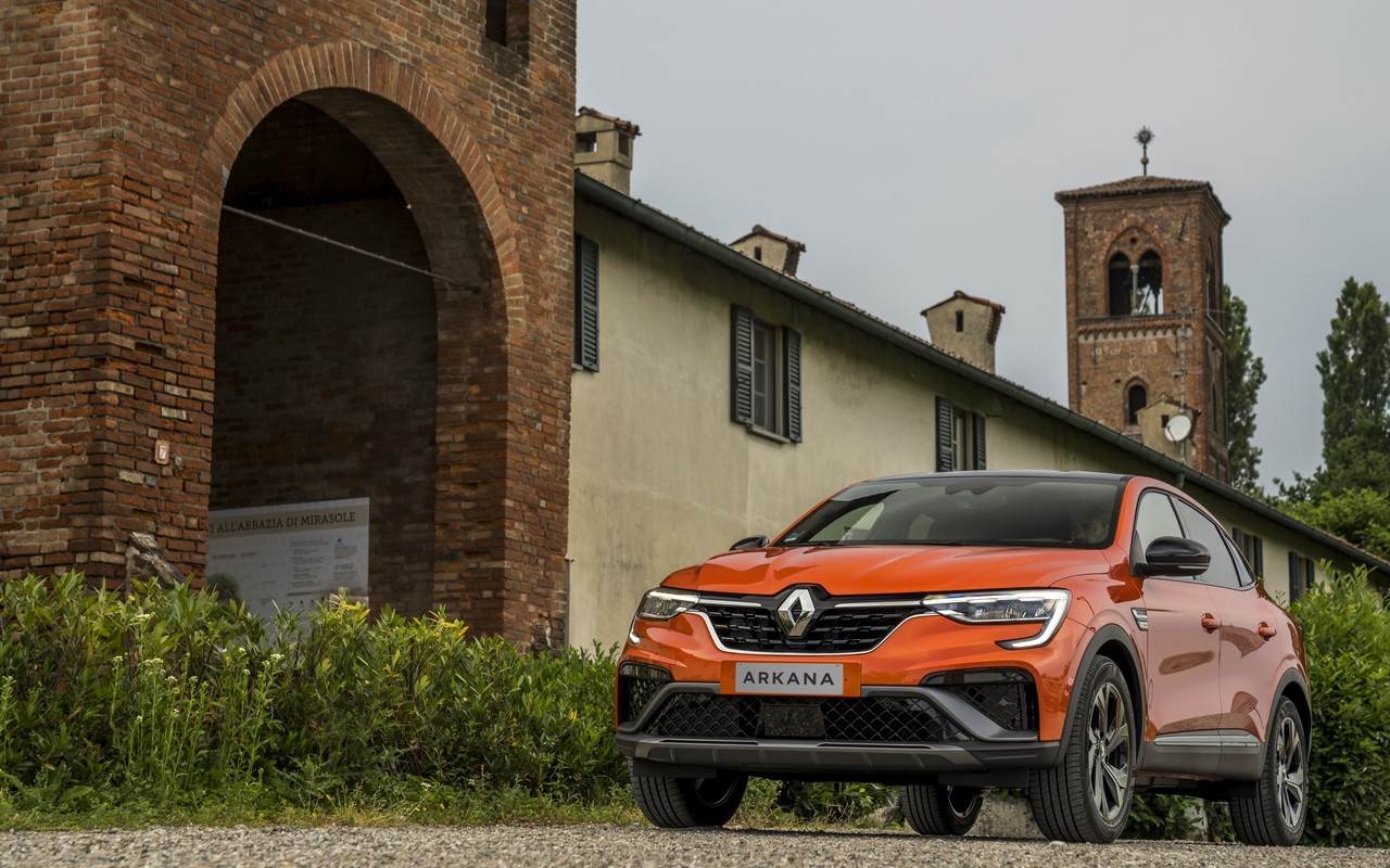 Renault Arkana E-TECH 145, nuove immagini ufficiali