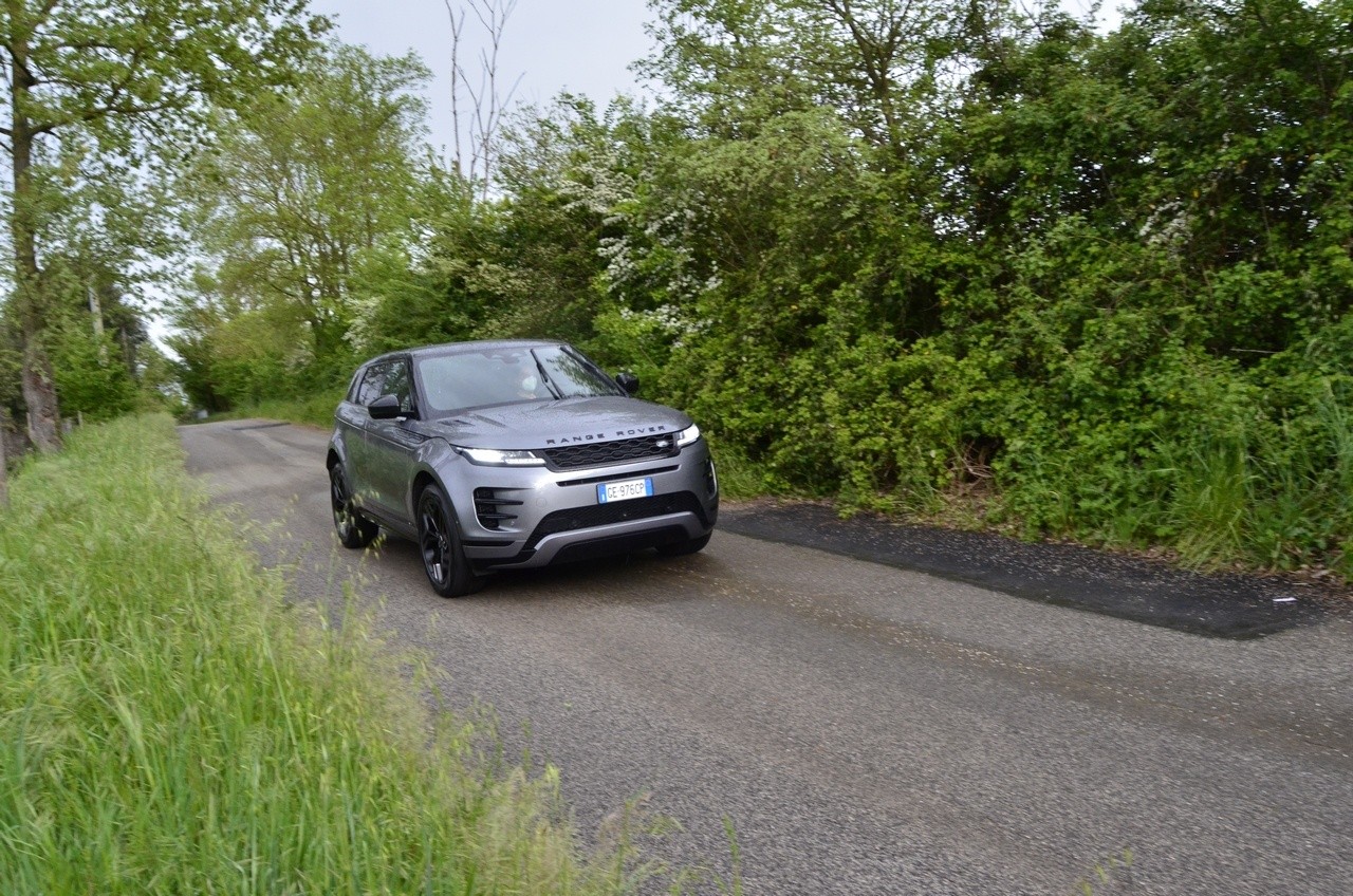 Range Rover Evoque D200 MHEV AWD R-Dynamic S: prova su strada