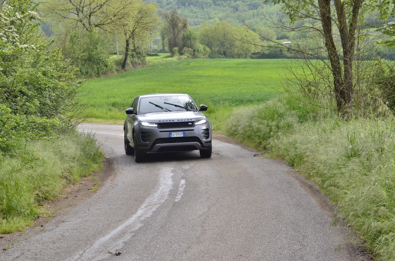 Range Rover Evoque D200 MHEV AWD R-Dynamic S: prova su strada