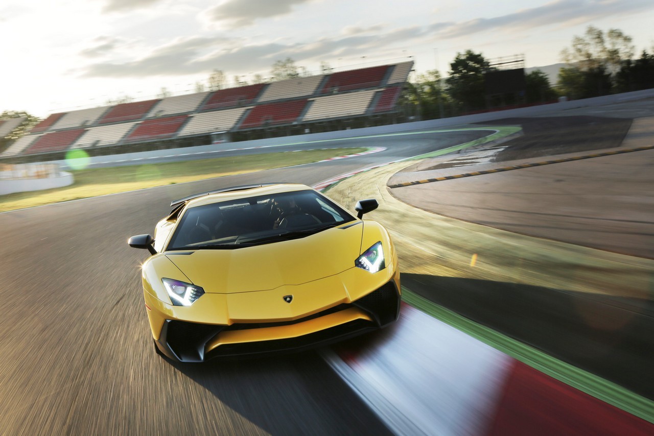 Lamborghini V12: la storia nelle immagini