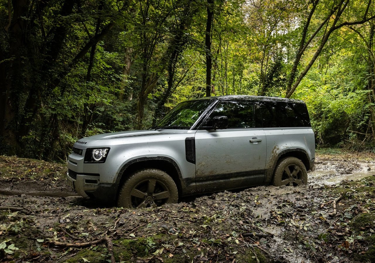 Land Rover Defender 90 2021: immagini ufficiali