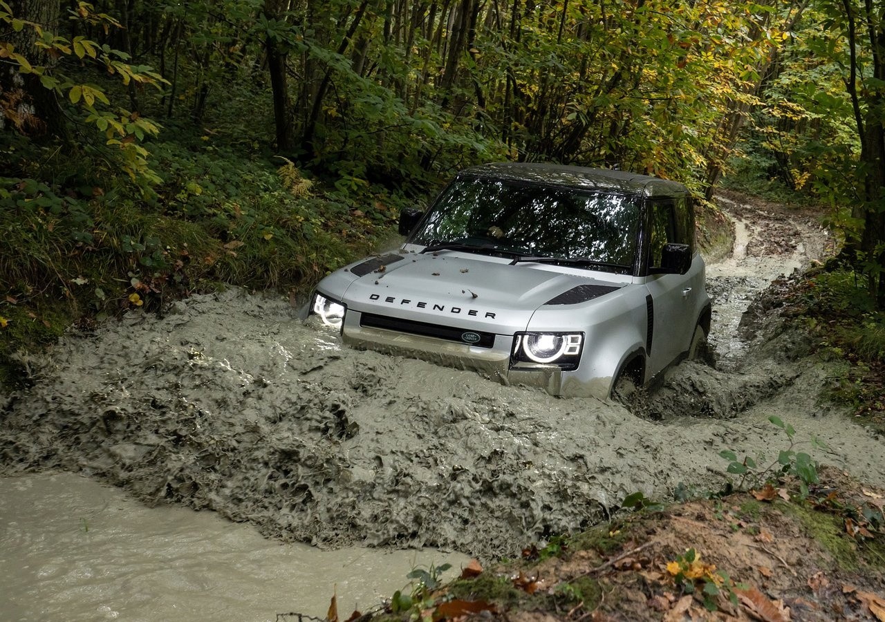 Land Rover Defender 90 2021: immagini ufficiali