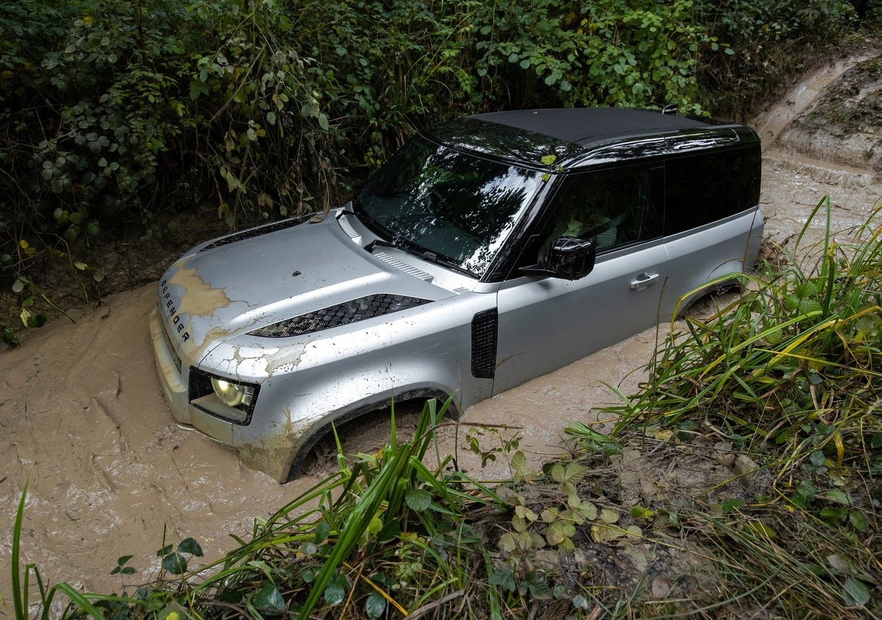 Land Rover Defender 90 2021: immagini ufficiali