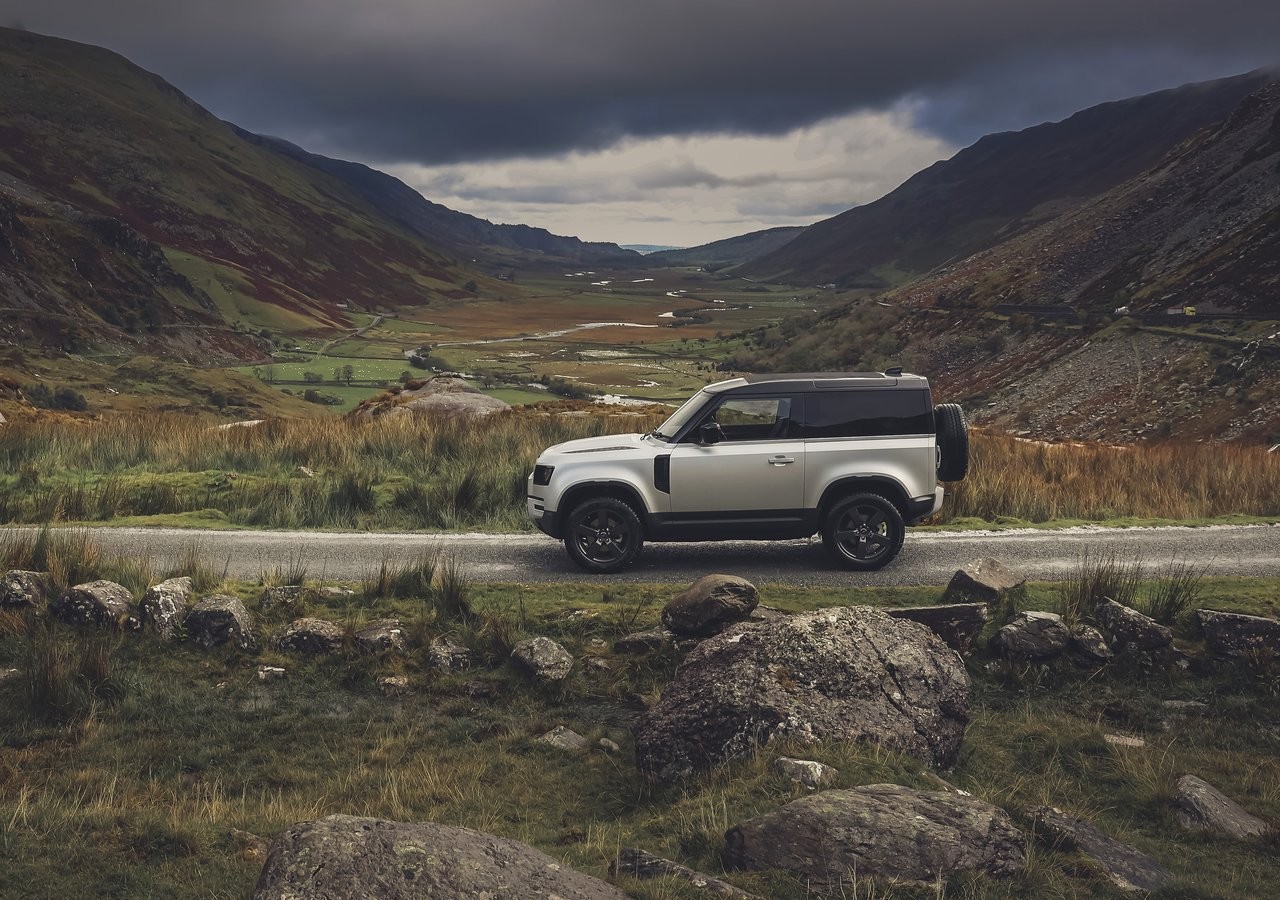 Land Rover Defender 90 2021: immagini ufficiali