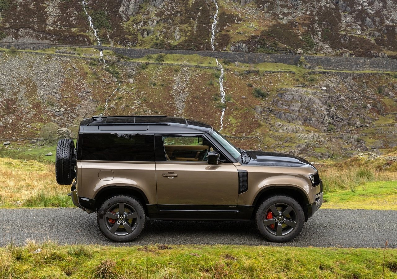 Land Rover Defender 90 2021: immagini ufficiali