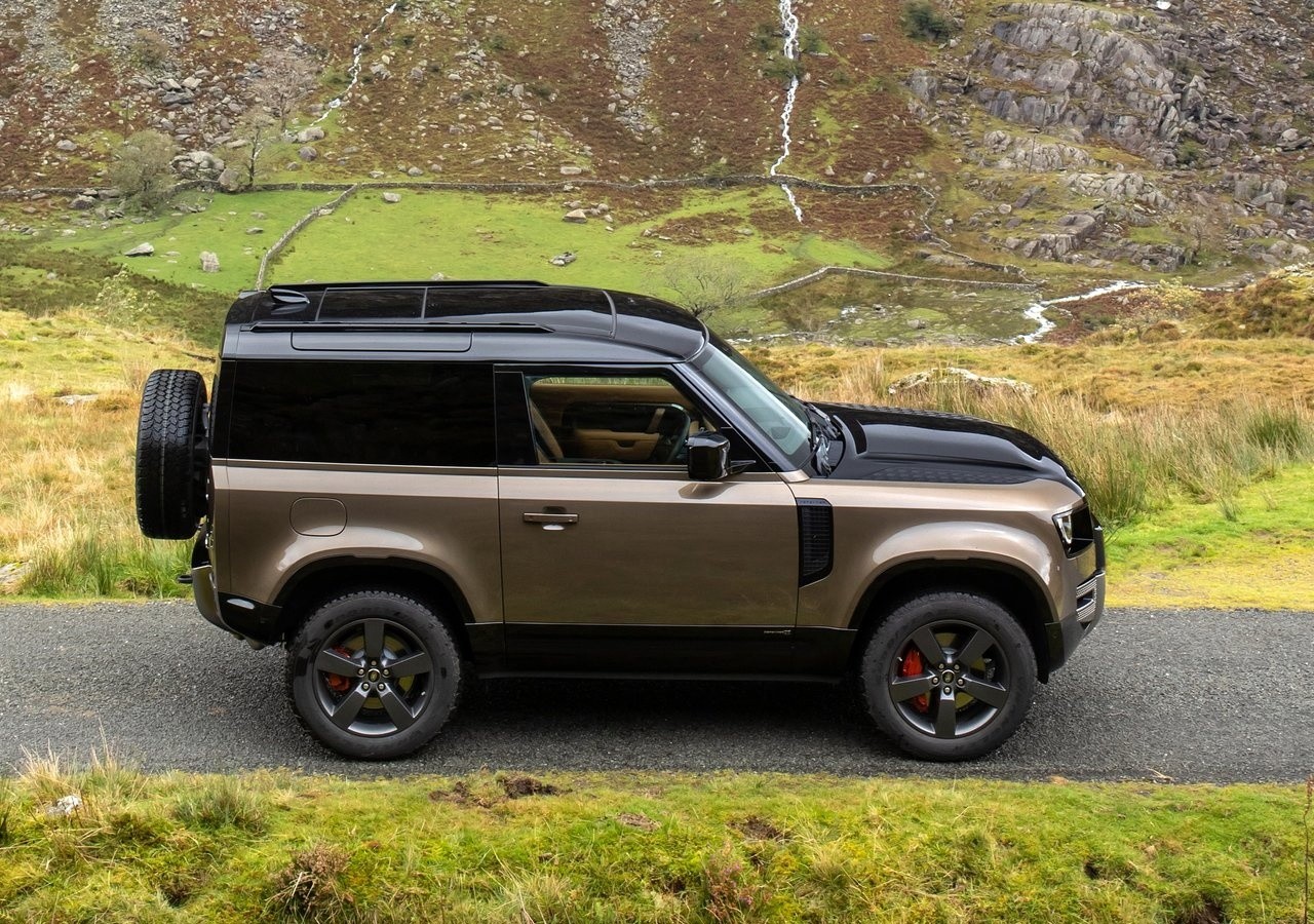 Land Rover Defender 90 2021: immagini ufficiali