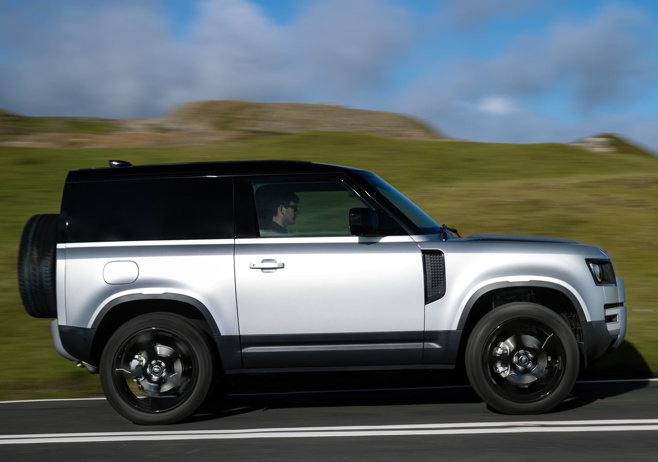 Land Rover Defender 90 2021: immagini ufficiali