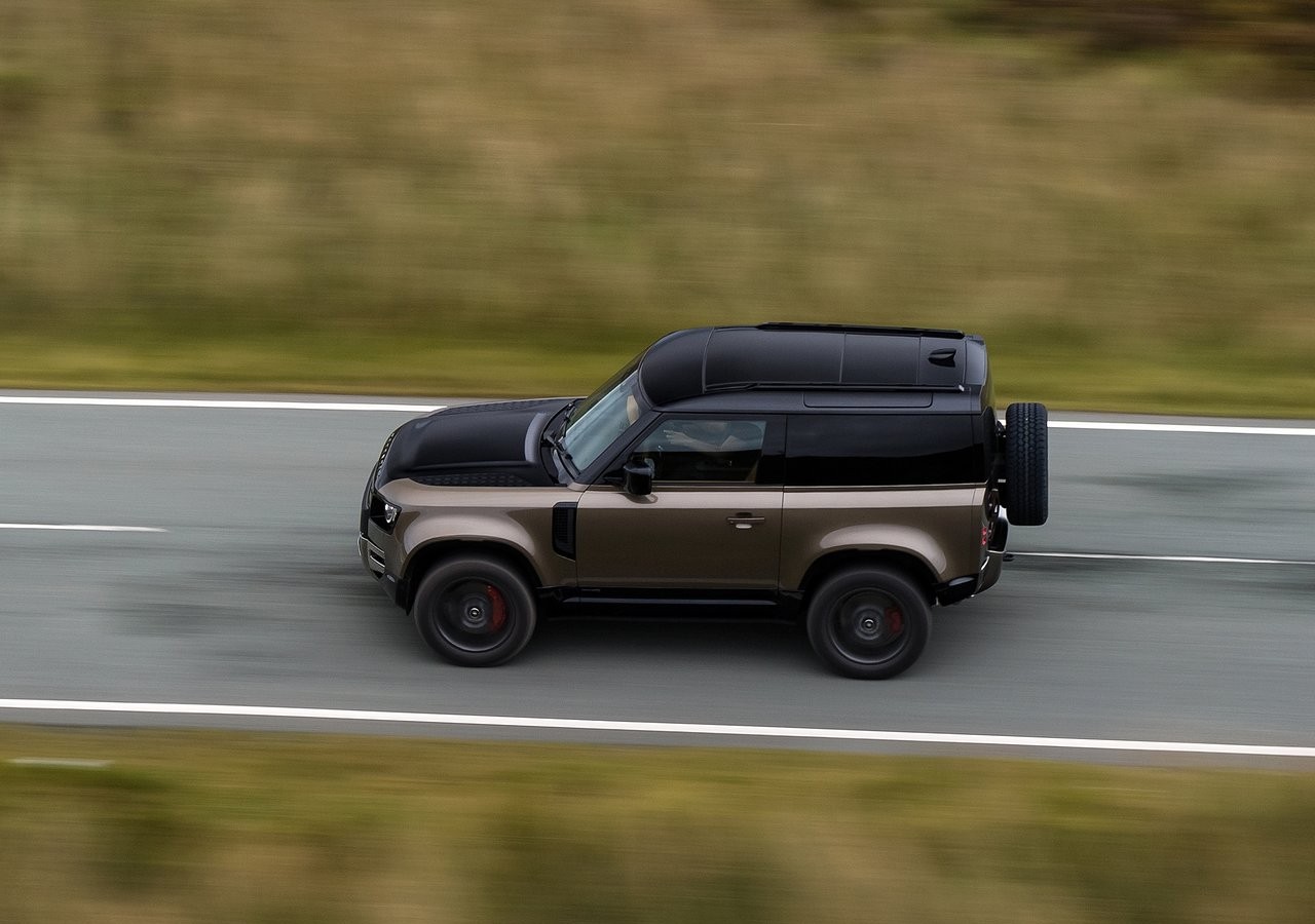 Land Rover Defender 90 2021: immagini ufficiali