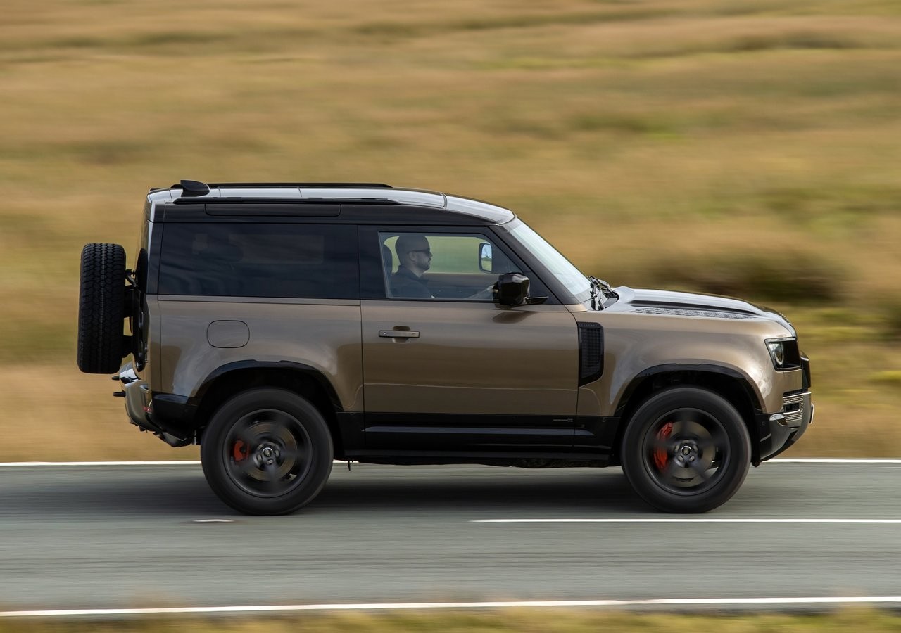 Land Rover Defender 90 2021: immagini ufficiali