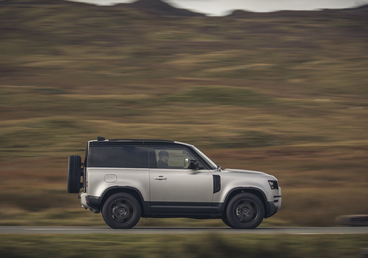 Land Rover Defender 90 2021: immagini ufficiali