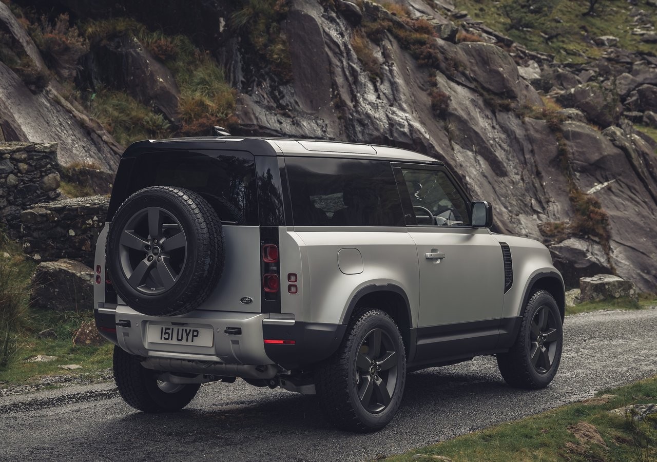 Land Rover Defender 90 2021: immagini ufficiali