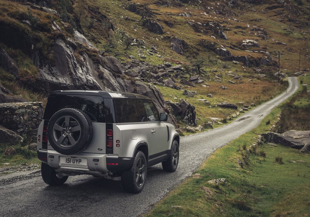 Land Rover Defender 90 2021: immagini ufficiali