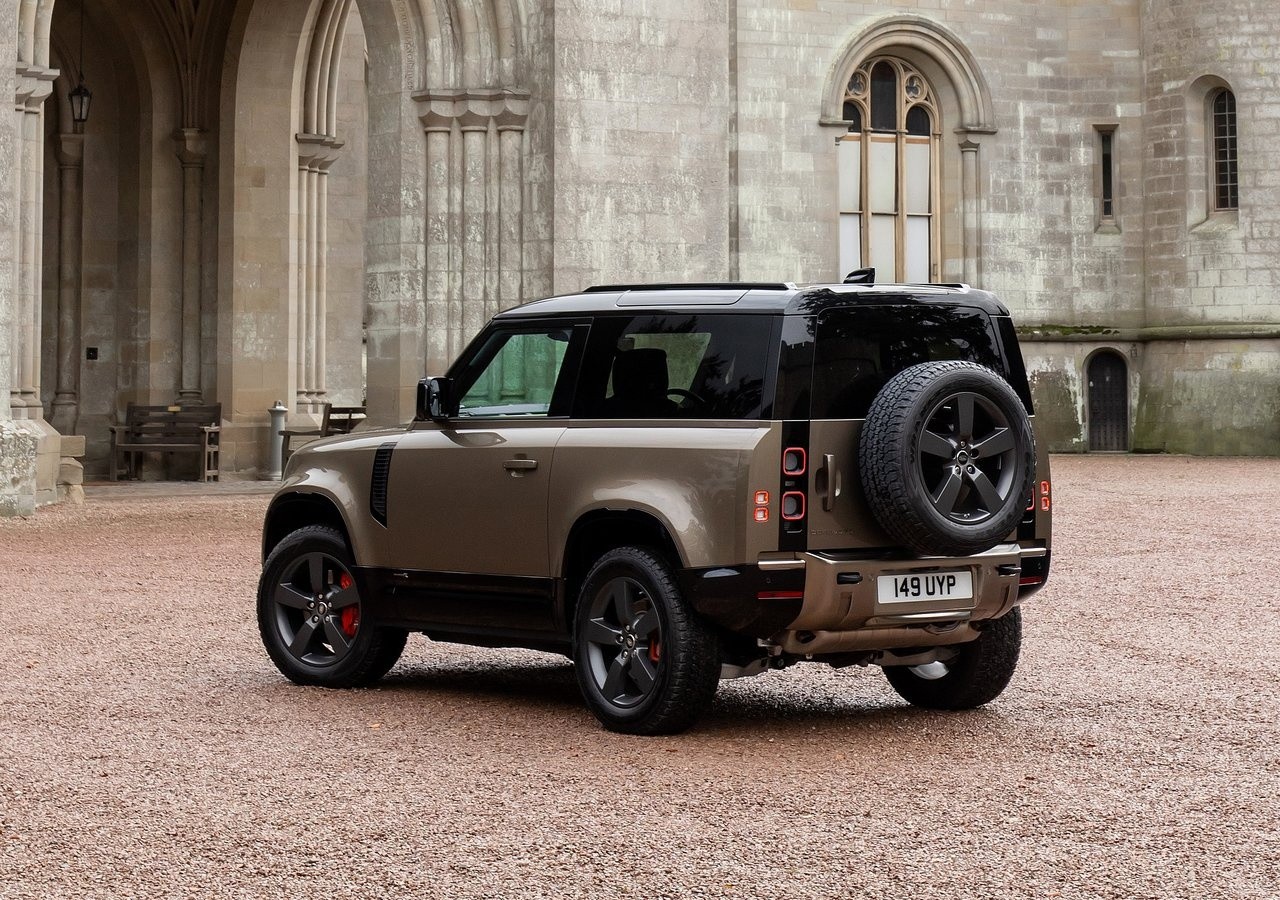 Land Rover Defender 90 2021: immagini ufficiali