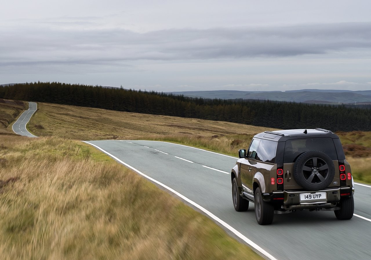 Land Rover Defender 90 2021: immagini ufficiali