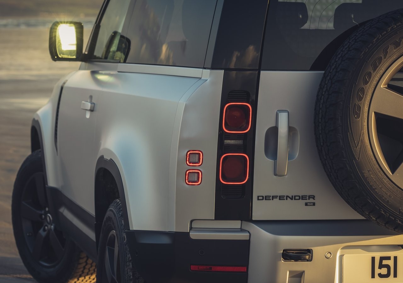 Land Rover Defender 90 2021: immagini ufficiali