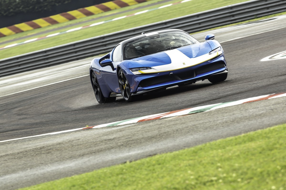 Ferrari SF90 Stradale Assetto Fiorano: la prova in pista