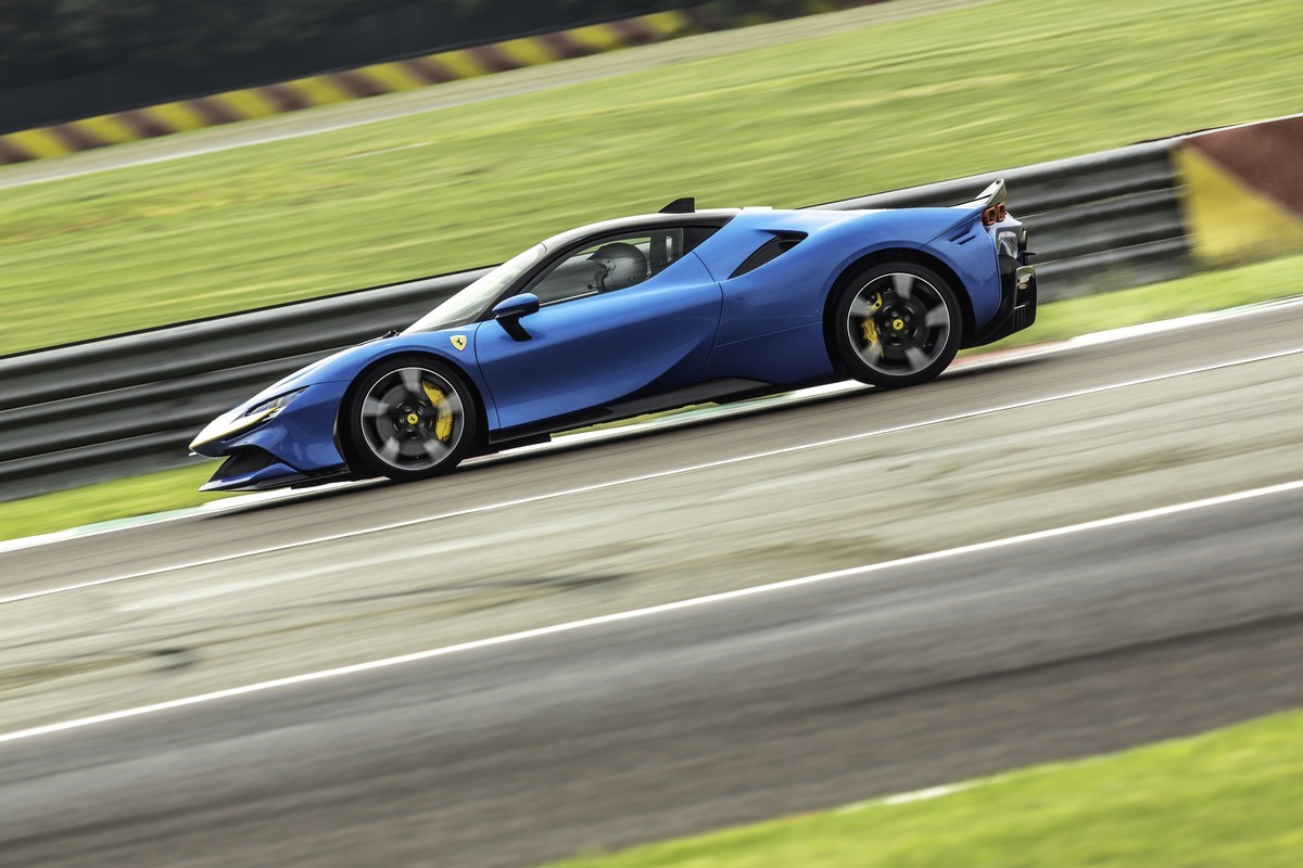 Ferrari SF90 Stradale Assetto Fiorano: la prova in pista