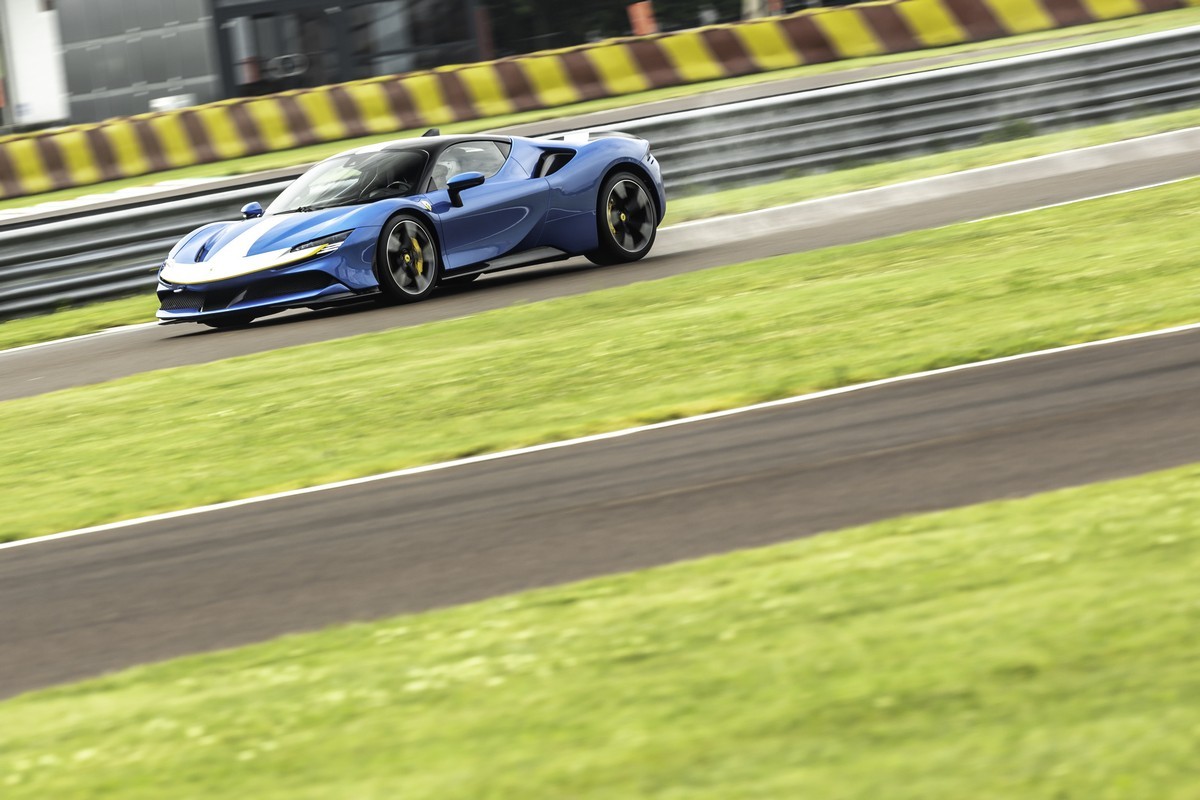 Ferrari SF90 Stradale Assetto Fiorano: la prova in pista