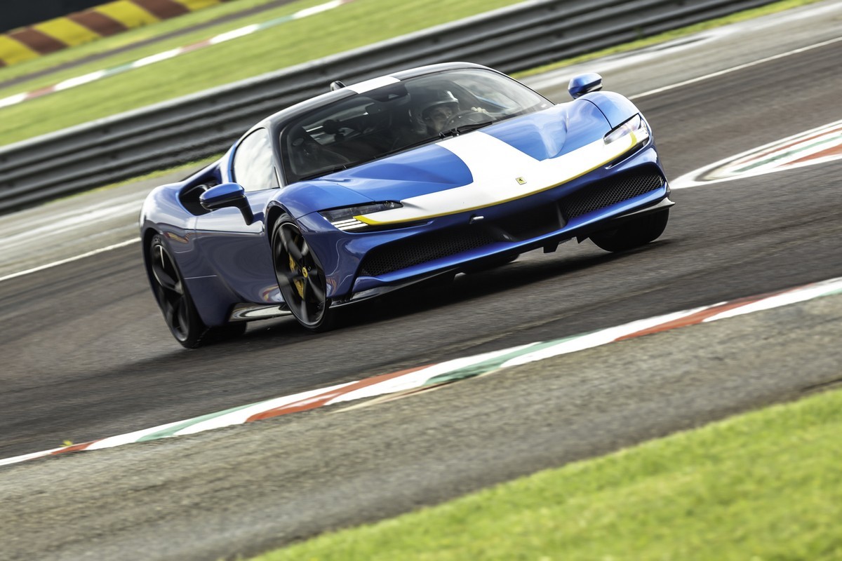 Ferrari SF90 Stradale Assetto Fiorano: la prova in pista