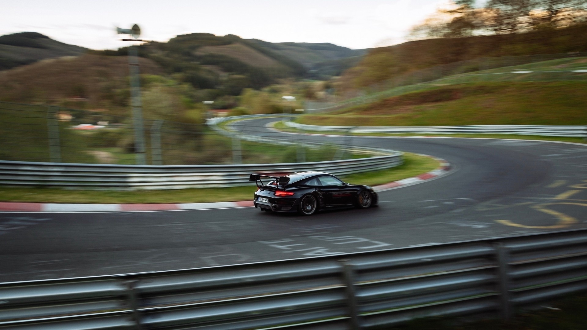 Porsche 911 GT2, record al Nurburgring: le immagini ufficiali