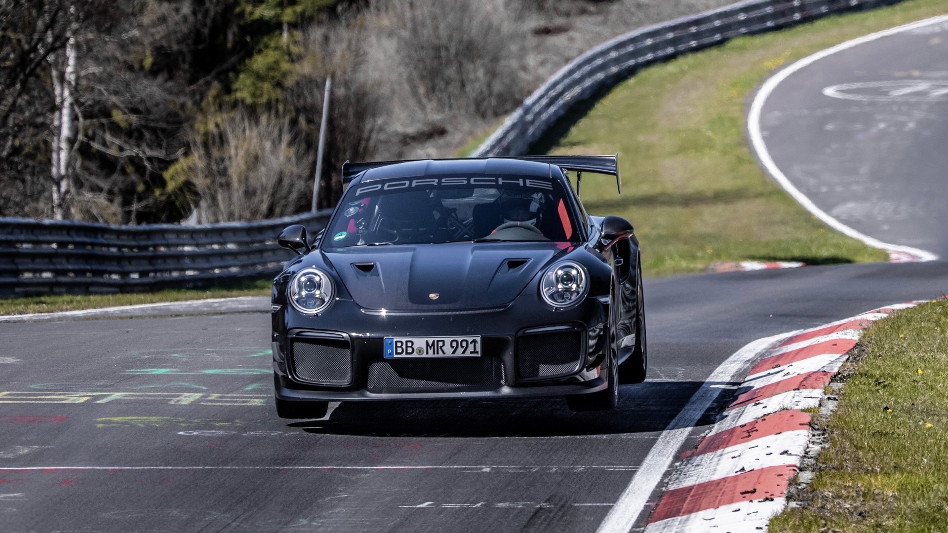 Porsche 911 GT2, record al Nurburgring: le immagini ufficiali