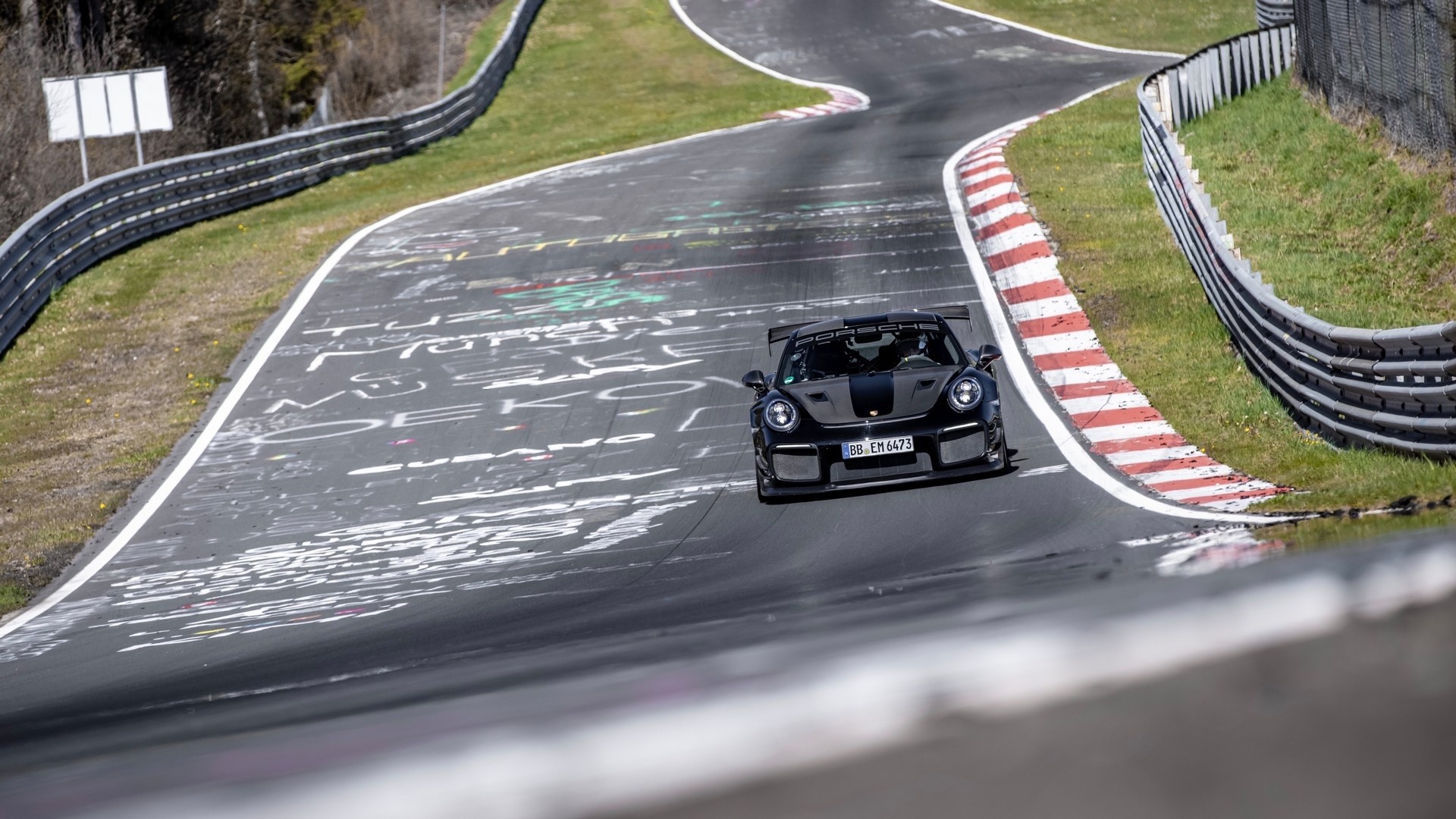 Porsche 911 GT2, record al Nurburgring: le immagini ufficiali