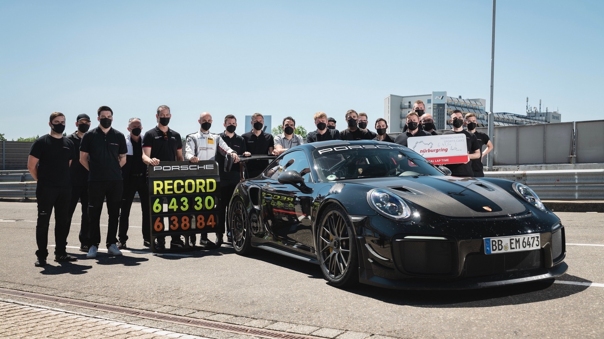 Porsche 911 GT2, record al Nurburgring: le immagini ufficiali