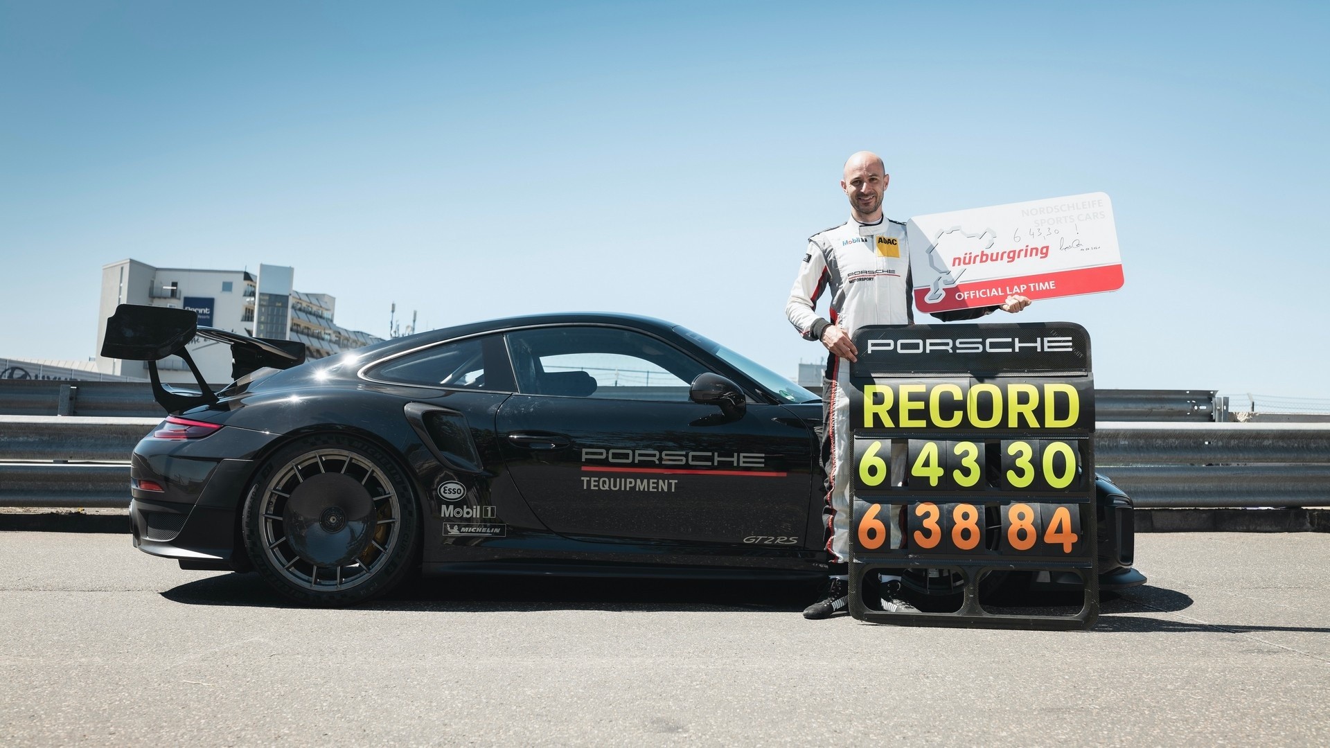 Porsche 911 GT2, record al Nurburgring: le immagini ufficiali