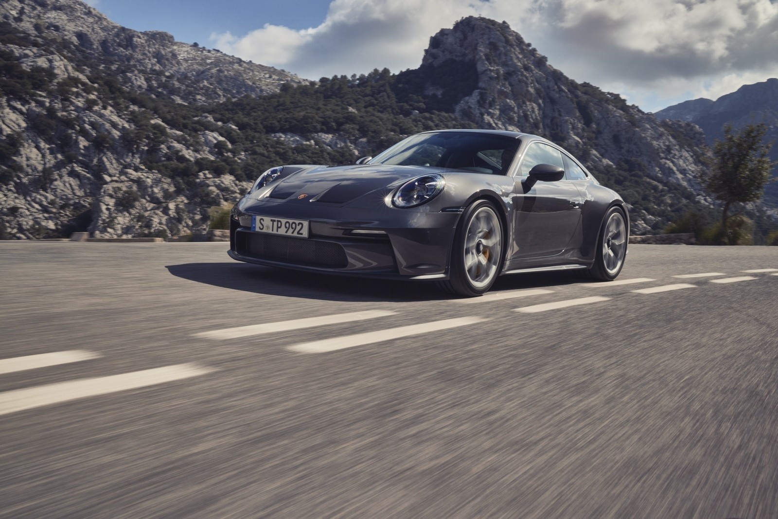 Nuova Porsche 911 GT3 Touring 2021: immagini ufficiali