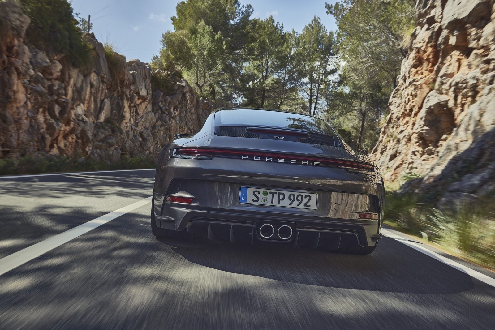 Nuova Porsche 911 GT3 Touring 2021: immagini ufficiali