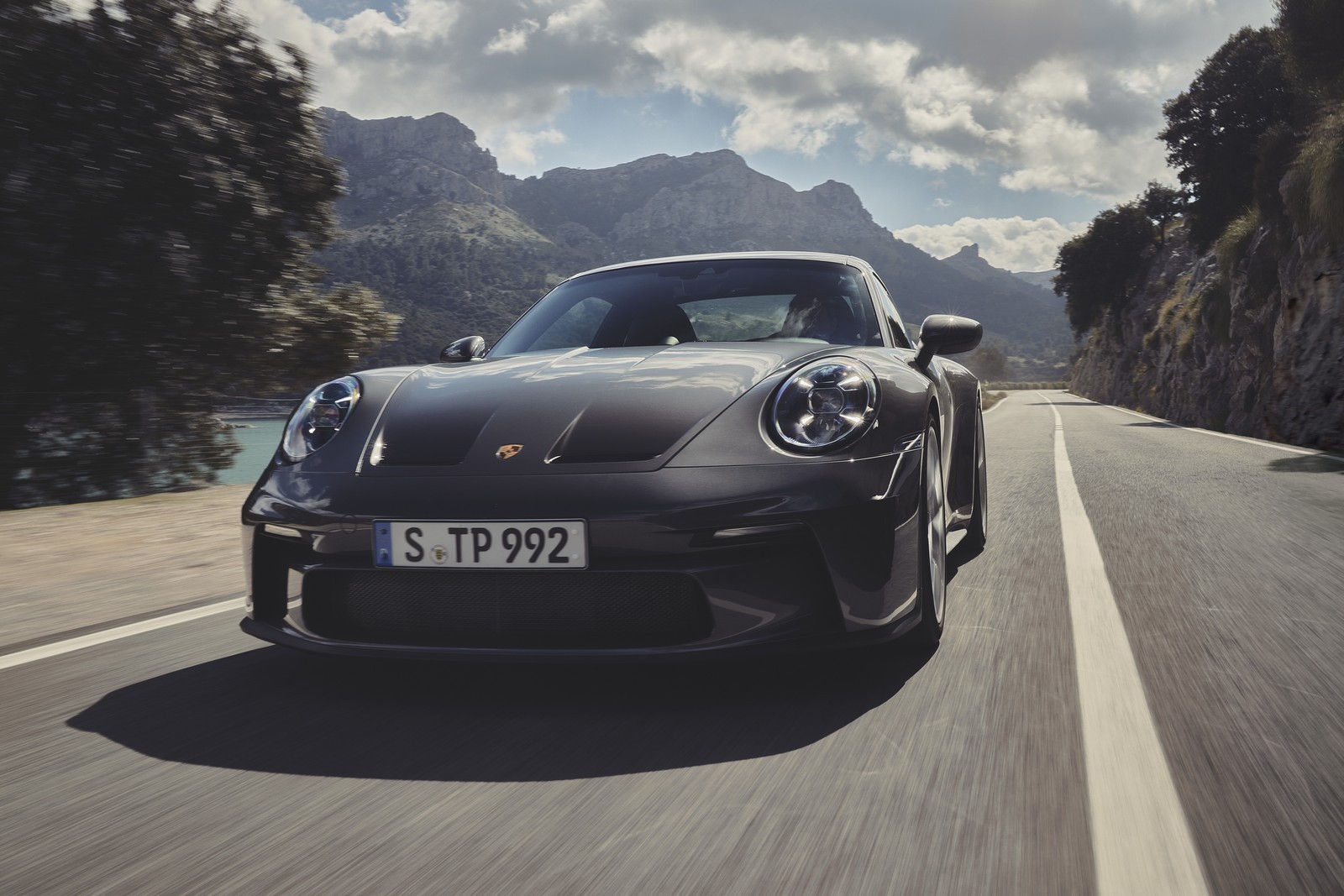 Nuova Porsche 911 GT3 Touring 2021: immagini ufficiali