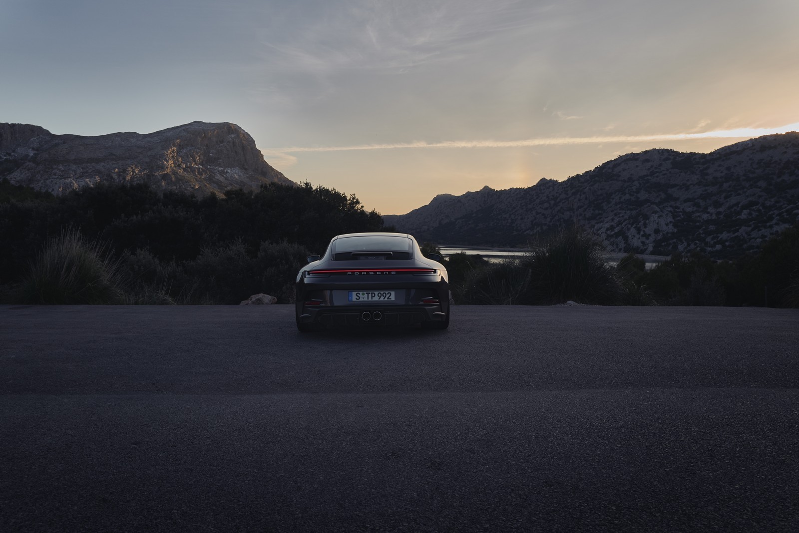 Nuova Porsche 911 GT3 Touring 2021: immagini ufficiali