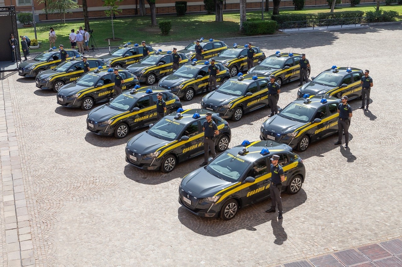 Peugeot e-208 consegnata alla Guardia di Finanza: le immagini