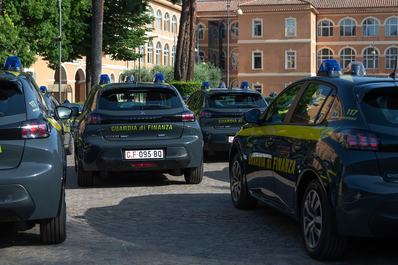 Peugeot e-208 consegnata alla Guardia di Finanza: le immagini