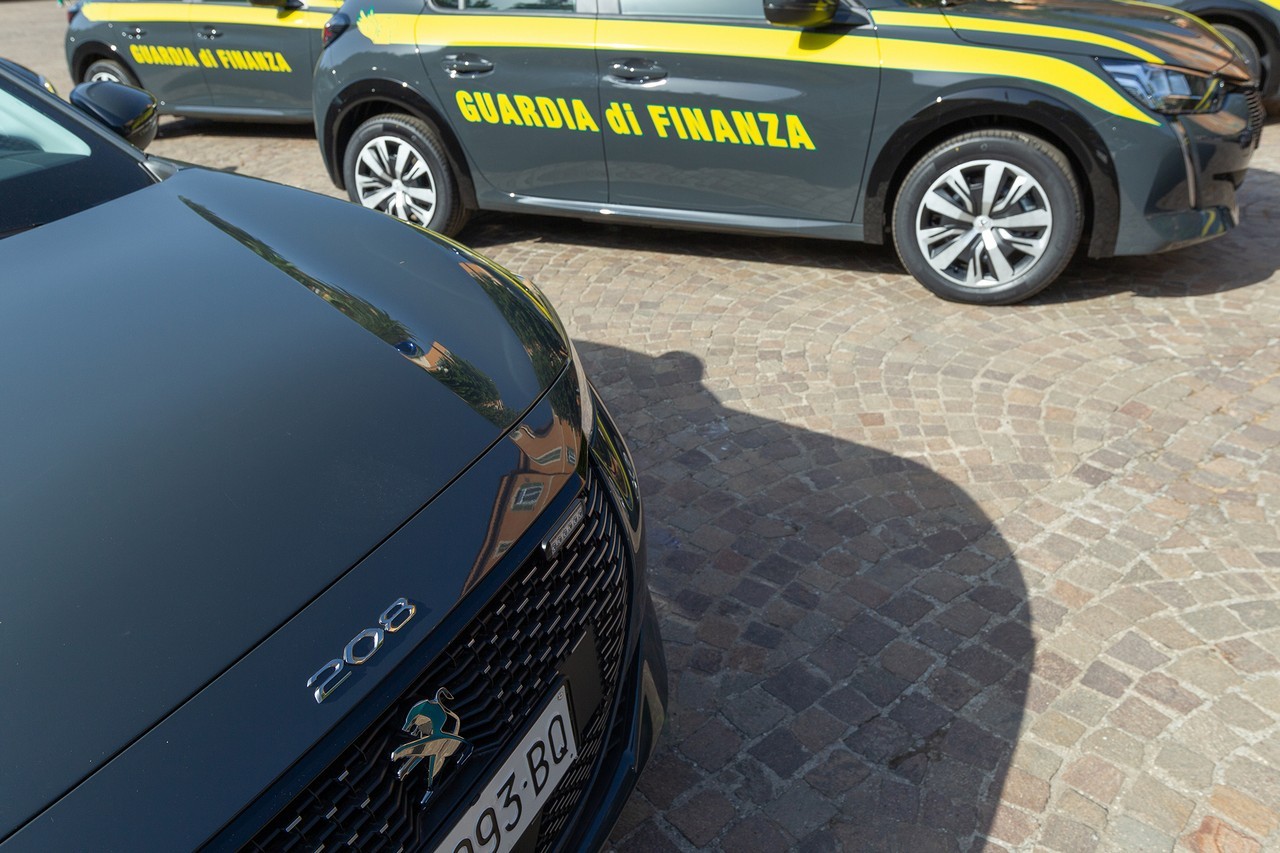 Peugeot e-208 consegnata alla Guardia di Finanza: le immagini