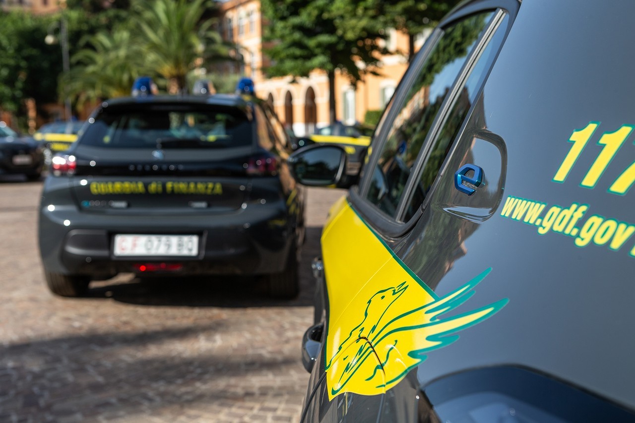 Peugeot e-208 consegnata alla Guardia di Finanza: le immagini