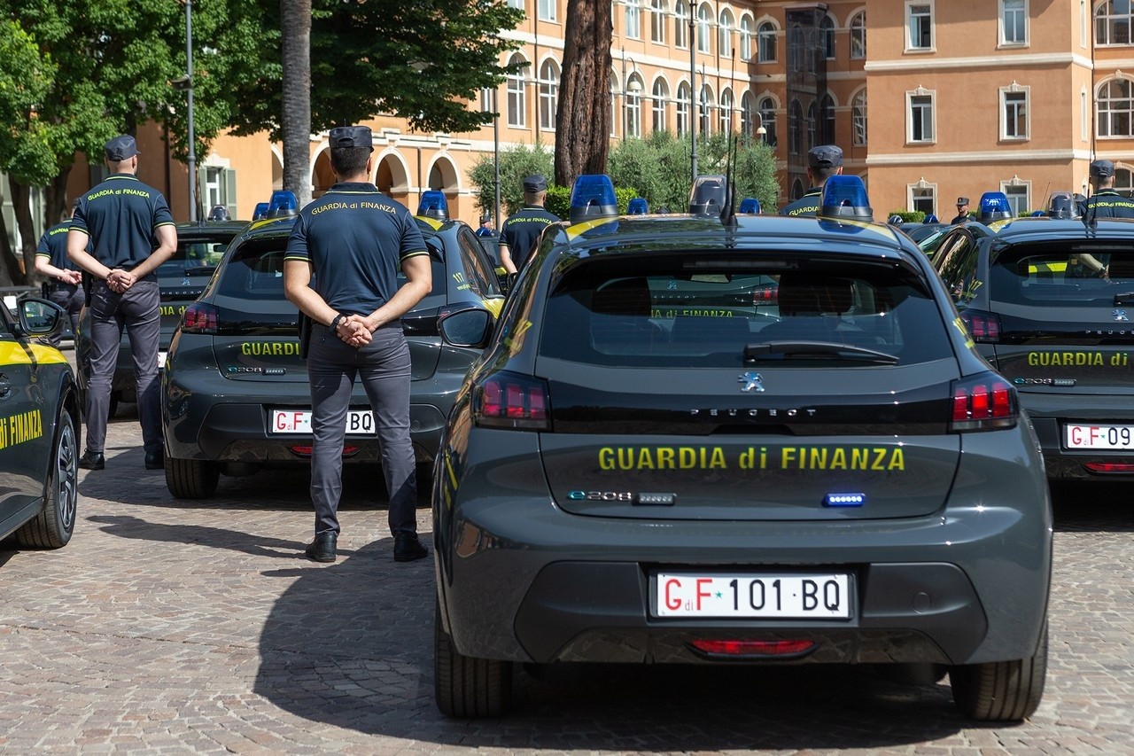 Peugeot e-208 consegnata alla Guardia di Finanza: le immagini