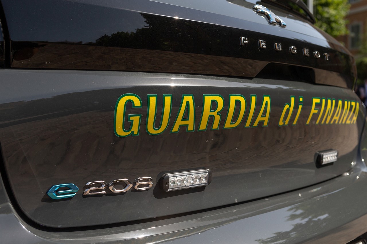 Peugeot e-208 consegnata alla Guardia di Finanza: le immagini