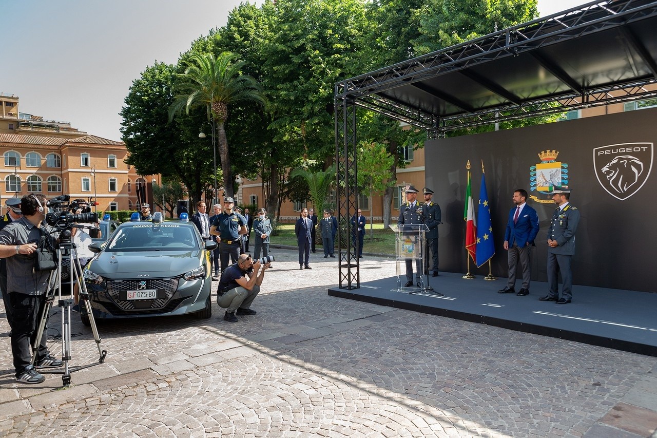 Peugeot e-208 consegnata alla Guardia di Finanza: le immagini